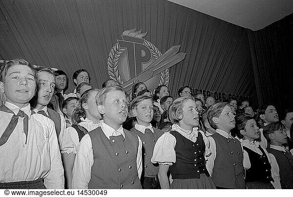Geo. hist.  Deutschland  DDR  Organisationen  Pionierorganisation 'Ernst ThÃ¤lmann'  Junge Pioniere   Sport  Meisterschaften im Wintersport  Oberhof  ThÃ¼ringer Wald  Januar 1953  Chor