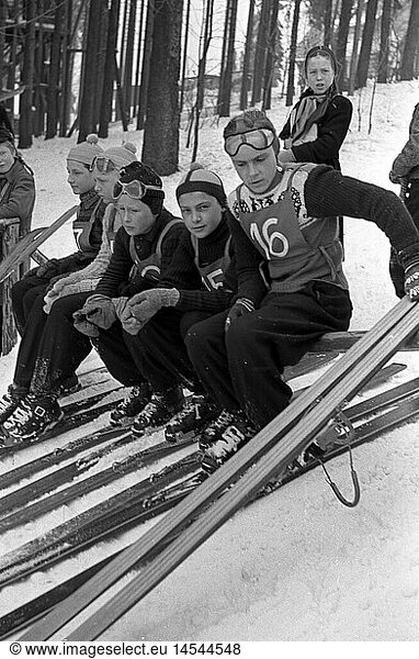 Geo. hist.  Deutschland  DDR  Organisationen  Pionierorganisation 'Ernst ThÃ¤lmann'  Junge Pioniere   Sport  Meisterschaften im Wintersport  Oberhof  ThÃ¼ringer Wald  Januar 1953  Skisprung  Start