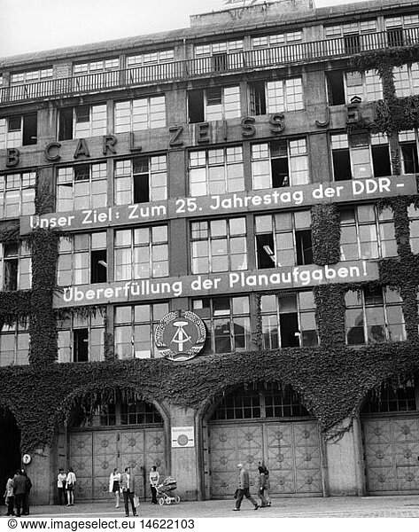 Geo. hist.  Deutschland  DDR  StÃ¤dte  Jena  GebÃ¤ude  GebÃ¤ude der optischen Carl Zeiss Werke mit Propaganda Parolen zum 25. Jahrestag der DDR  1974