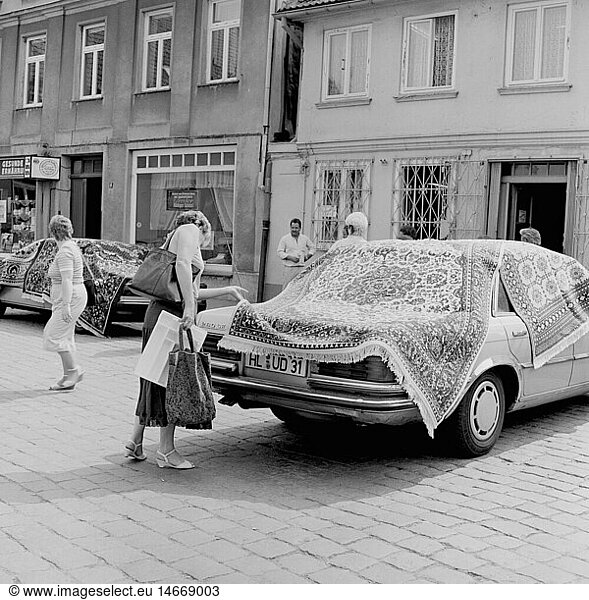 Geo. hist.  Deutschland  DDR  TeppichverkÃ¤ufer aus Westdeutschland auf dem Marktplatz von Teterow in Mecklenburg-Vorpommern  Anfang Mai 1990