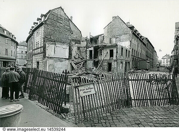 Geo. hist.  Deutschland  DDR  Weimar  verfallene Altstadt  Dezember 1989