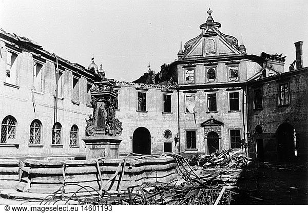 Geo. hist.  Deutschland  MÃ¼nchen  SchlÃ¶sser  Residenz  Brunnenhof  Ansicht  1945