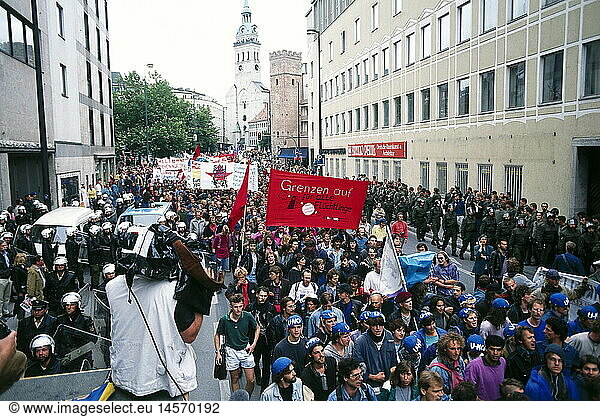 Geo hist  Deutschland  Politik  Demonstrationen  Demonstration gegen den Weltwirtschaftsgipfel in MÃ¼nchen  Am Rindermarkt  6.7.1992  Transparent 'Grenzen auf fÃ¼r alle FlÃ¼chtlinge' und MÃ¼tzen 'U-No'