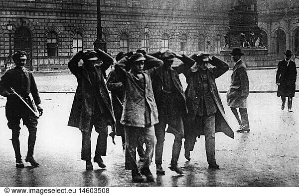 Geo. hist.  Deutschland  Politik  Revolution in Bayern 7.11.1918 - 3.5.1919  gefangene Rotarmisten werden von einem Freikorpsmann Ã¼ber den Max-Joseph-Platz gefÃ¼hrt  MÃ¼nchen  3.5.1919