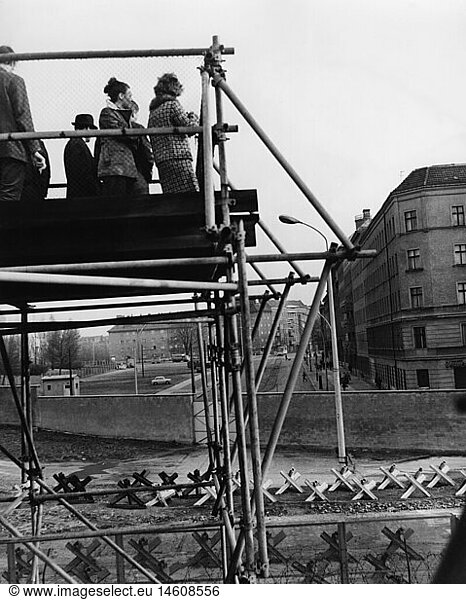 Geo. hist.  Deutschland  StÃ¤dte  Berlin  Mauer  Bernauer StraÃŸe  Aussichtsturm  um 1965