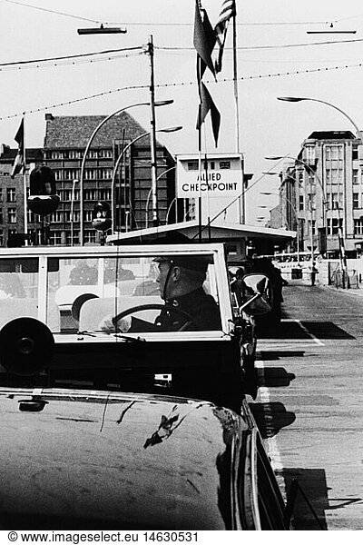 Geo. hist.  Deutschland  StÃ¤dte  Berlin  Mauer  Checkpoint Charlie  Interallierter GrenzÃ¼bergang  FriedrichstraÃŸe  britische MilitÃ¤rpolizei  Begleitung des britischen Botschafter  1970