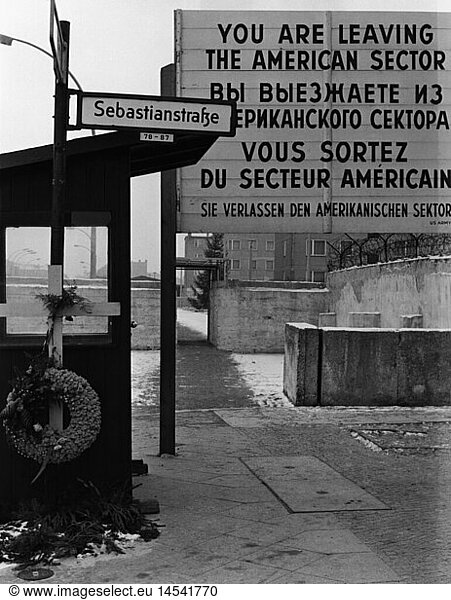 Geo. hist. Deutschland  StÃ¤dte  Berlin  Mauer  GrenzÃ¼bergang Heinrich-Heine-StraÃŸe  mit Gedenkkreuz fÃ¼r Heinz SchÃ¶neberger  1970