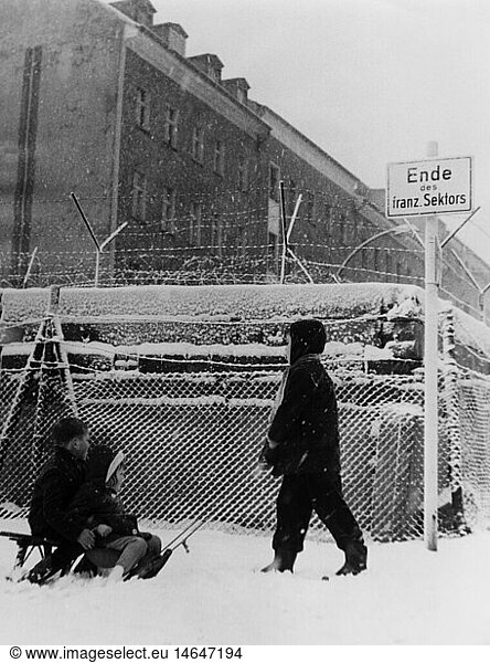 Geo. hist.  Deutschland  StÃ¤dte  Berlin  Mauer  Rodelbahn an der Mauer  Kinder mit Schlitten  Grenze des franzÃ¶sischen Sektor  Ende 1960er Jahre