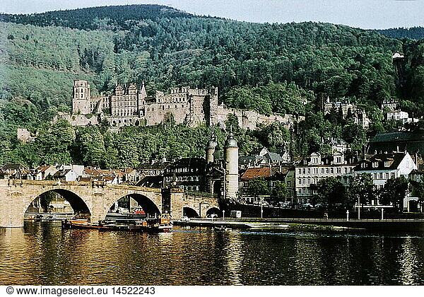 Geo. hist.  Deutschland  StÃ¤dte  Heidelberg  Alte BrÃ¼cke (auch Karl-Theodor-BrÃ¼cke)  FluÃŸ Neckar  SchloÃŸ  um 1959