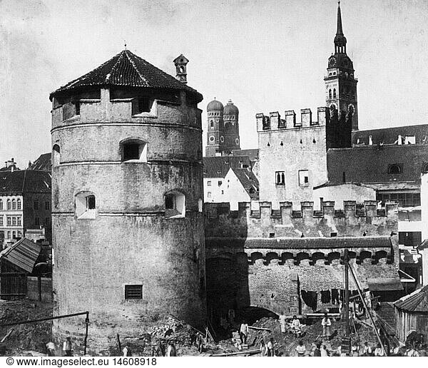 Geo. hist.  Deutschland  StÃ¤dte  MÃ¼nchen  GebÃ¤ude  Rundturm der Stadtmauer nÃ¶rdlich der FrauenstraÃŸe  Foto von Franz Hanfstaengel  1855