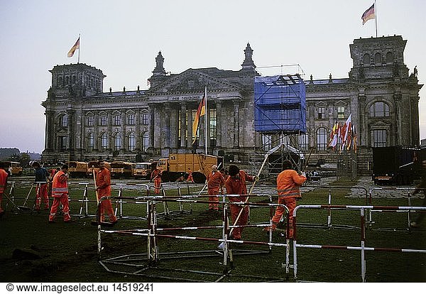 Geo. hist.  Deutschland  Wiedervereinigung  Abbau nach Feier zur 'Deutschen Einheit'  vor dem Reichstag  Berlin  3.10.1990