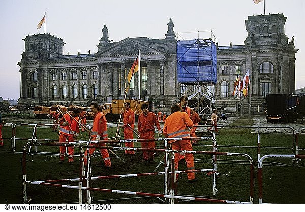 Geo. hist.  Deutschland  Wiedervereinigung  Abbau nach Feier zur 'Deutschen Einheit'  vor dem Reichstag  Berlin  3.10.1990