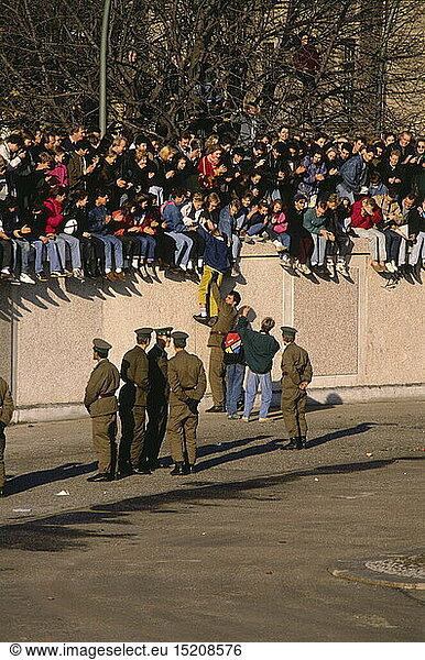 Geo hist.  Deutschland  Wiedervereinigung  Fall der Berliner Mauer  besetzte Mauer vor dem Brandenburger Tor  November 1989