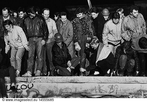 Geo. hist.  Deutschland  Wiedervereinigung  Fall der Berliner Mauer  Mauerspechte schlagen StÃ¼cke aus der Mauer  Berlin  10.11.1989 Geo. hist., Deutschland, Wiedervereinigung, Fall der Berliner Mauer, Mauerspechte schlagen StÃ¼cke aus der Mauer, Berlin, 10.11.1989,