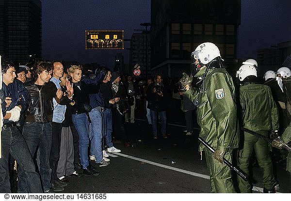 Geo. hist.  Deutschland  Wiedervereinigung  Krawalle in der Nacht  Polizisten und Demonstranten stehen sich gegenÃ¼ber  Berlin  2.10. - 3.10.1990