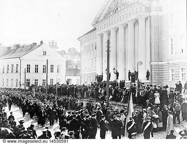Geo. hist.  Estland  StÃ¤dte  Tartu  GebÃ¤ude  UniversitÃ¤t  HauptgebÃ¤ude  erbaut von Johann Wilhelm Krause (1757 - 1828)  AuÃŸenansicht  Festzug  um 1910