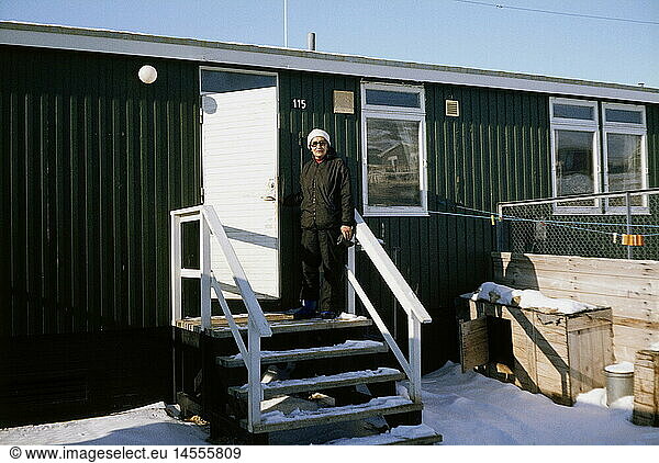 Geo. hist.  GrÃ¶nland  Qaanaaq  Frau vor einem Haus  1982