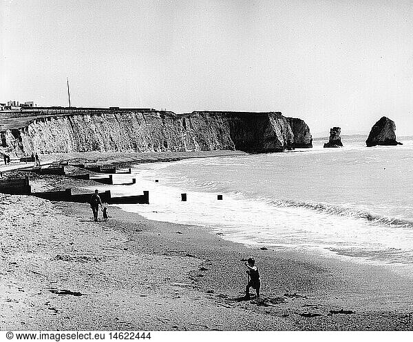 Geo. hist.  GroÃŸbritannien  England  Isle of Wight  Landschaften  Freshwater Bay  Strand  SteilkÃ¼ste  1950er Jahre