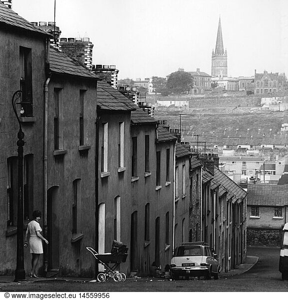 Geo. hist.  GroÃŸbritannien  Nordirland  StÃ¤dte  Londonderry  Stadtansichten  Blick auf die Stadt mit ReihenhÃ¤usern im Vordergrund  1970