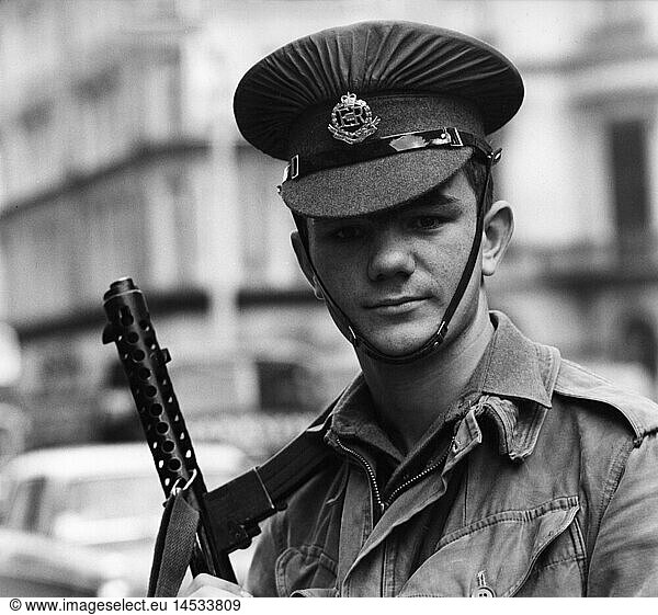 Geo. hist.  GroÃŸbritannien  Politik  Nordirland  britischer Soldat auf Patrouille in Belfast  Portrait  1970