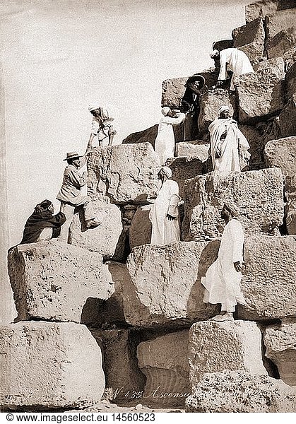 Geo. hist.  Ã„gypten  Menschen  'Ascension de la grande Pyramide' (Aufstieg auf die GroÃŸe Pyramide)  EuropÃ¤er erklimmen mit Hilfe von Einheimischen die Cheops-Pyramide  Foto von Zangaki  um 1875