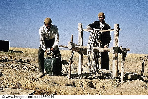 Geo. hist.  Iran  Menschen  zwei MÃ¤nner Wasser holend am Brunnen  1960er Jahre