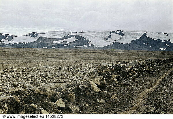 Geo. hist.  Island  Kaldidalur  Landschaft mit Gestein  Berge mit Schnee  1957