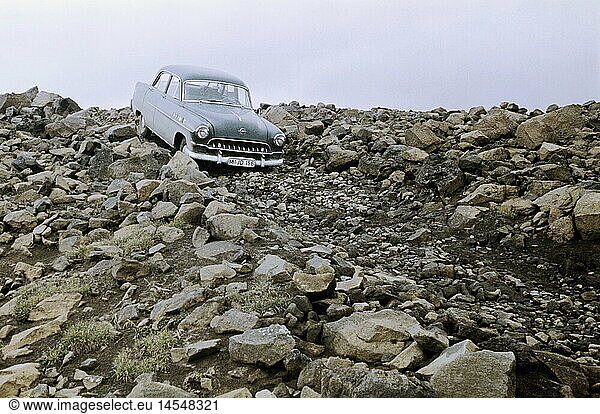 Geo. hist.  Island  Kaldidalur  Landschaft mit Gestein  Opel Olympia Rekord  1957