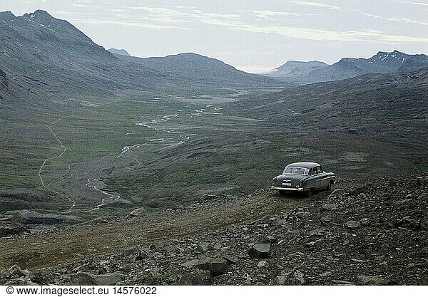 Geo. hist.  Island  Landschaften  Opel Olympia Rekord fÃ¤hrt durch ein Tal  1957