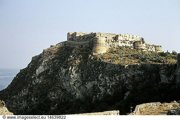 Geo. hist.  Italien  Landschaft  mit Castello di Milazzo  Sizilien  um 1980er Jahre