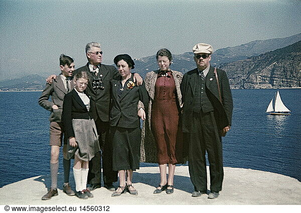 Geo. hist.  Italien  Menschen  Touristen  Gruppenbild  Familie vor Mittelmeer  17.4.1938