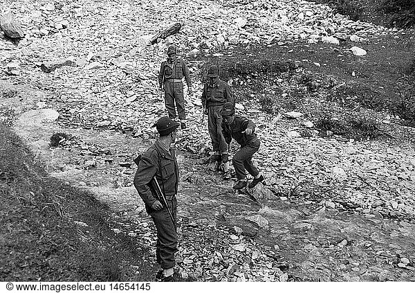 Geo. hist.  Italien  Politik  SÃ¼dtirol  SÃ¼dtirol-Konflikt  vier Soldaten in Bergen patrouillierend  Grenzgebiet zu Ã–sterreich  Juni 1961