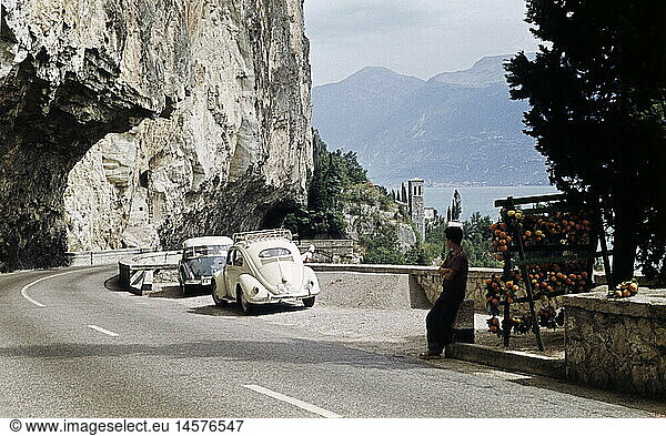 Geo hist.  Italien  Verkehr  Straßen  Gardesana Occidentale  bei Limone sul Garda  Orangenverkäufer bei kleiner Parkbucht  Gardasee  1962