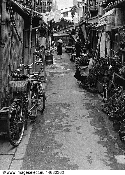 Geo. hist.  Japan  Kyoto  Strassenszene  1950er Jahre Geo. hist., Japan, Kyoto, Strassenszene, 1950er Jahre