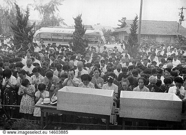 Geo. hist.  Japan  Menschen  Einwohner von Hiroshima wÃ¤hrend einer Gedenkfeier zur Erinnerung an den Atombombenabwurf 1945