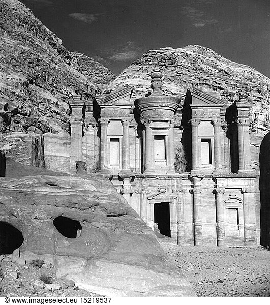 Geo. hist.  Jordanien  StÃ¤dte  Petra  NabatÃ¤er - Stadt  GebÃ¤ude  Kloster Ed-Deir  erbaut: 1. Jahrhundert v. Chr.  AuÃŸenansicht  1963