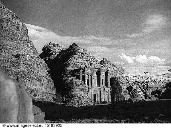 Geo. hist.  Jordanien  StÃ¤dte  Petra  NabatÃ¤er - Stadt  GebÃ¤ude  Kloster Ed-Deir  erbaut: 1. Jahrhundert vChr.  AuÃŸenansicht  1963