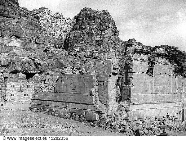 Geo. hist.  Jordanien  StÃ¤dte  Petra  NabatÃ¤er - Stadt  GebÃ¤ude  RÃ¶mischer Tempel  AuÃŸenansicht  1963