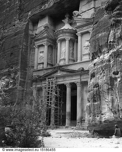 Geo. hist.  Jordanien  StÃ¤dte  Petra  NabatÃ¤er - Stadt  GebÃ¤ude  Schatzhaus des Pharao  (al Khazneh Faroun)  AuÃŸenansicht  1963