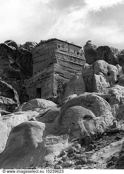 Geo. hist.  Jordanien  StÃ¤dte  Petra  NabatÃ¤er - Stadt  GebÃ¤ude  Schlangenaltar  AuÃŸenansicht  1963