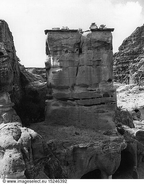 Geo. hist.  Jordanien  StÃ¤dte  Petra  NabatÃ¤er - Stadt  GebÃ¤ude  Schlangenaltar  AuÃŸenansicht  1963