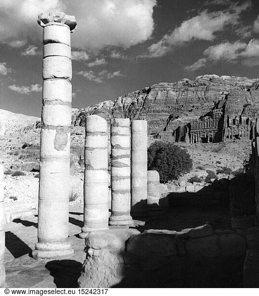 Geo. hist.  Jordanien  StÃ¤dte  Petra  NabatÃ¤er - Stadt  RÃ¶mische HauptstraÃŸe  SÃ¤ulen  1963