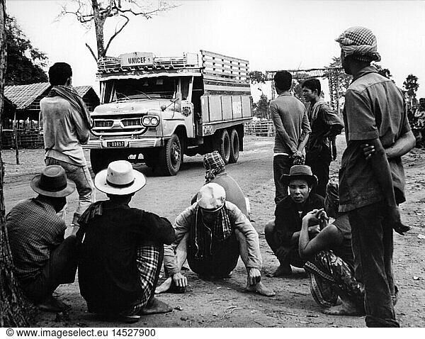Geo. hist.  Kambodscha  Menschen  Reisholer aus Kambodscha warten auf einen Reis LKW der UNICEF  bei Aranyaprathet  Nong Chang  Thailand  1973