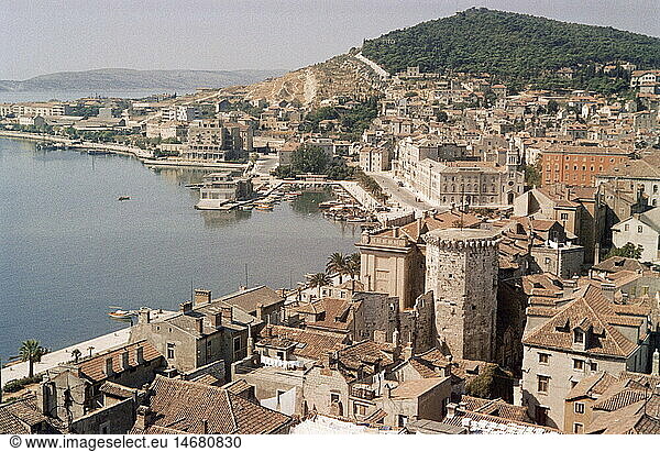 Geo. hist. Kroatien Städte Split Stadtansicht / Stadtansichten Blick auf die Stadt vom Turm des Doms in der Mitte der Hrvoje Turm im Hintergrund der Berg Marjan 26.9.1961