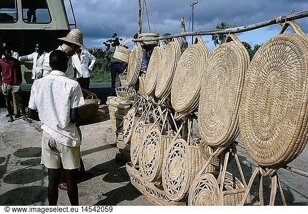 Geo. hist.  Malawi  Handel  einheimischer StraÃŸenverkÃ¤ufer mit westlichem Touristen an seinem Stand  Korbwaren anbietend  1977