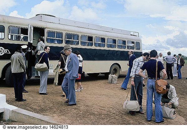 Geo. hist.  Malawi  Verkehr  europÃ¤ische Reisegruppe beim Entladen eines einheimischen Verkehrsbuses  1977