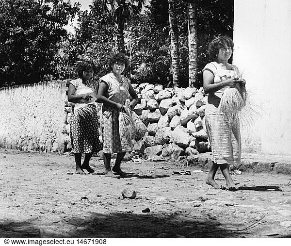 Geo. hist.  Mexiko  Handwerk  Frauen mit geflochtenen StrohhÃ¼ten  1950er Jahre