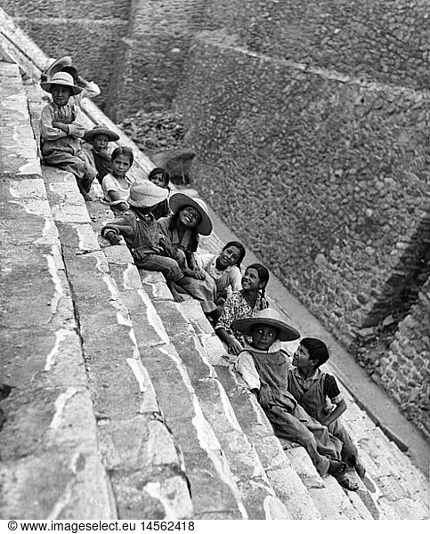Geo hist.  Mexiko  Menschen  Kinder einer mex. Schule auf der Pyramide in Tenayuca  1950er Jahre