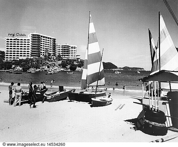 Geo. hist.  Mexiko  StÃ¤dte  Acapulco  StrÃ¤nde  Menschen und Boote am Strand  1960er Jahre