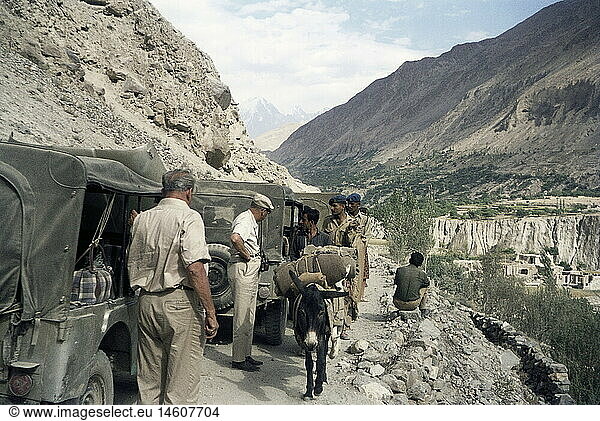 Geo. hist.  Pakistan  Verkehr  Hunza  BergstraÃŸe  EuropÃ¤er mit Jeeps lassen Esel und Polizei passieren  1968
